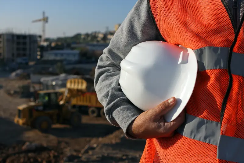 Trabajador de construcción con casco de seguridad en obra de terceros CFE